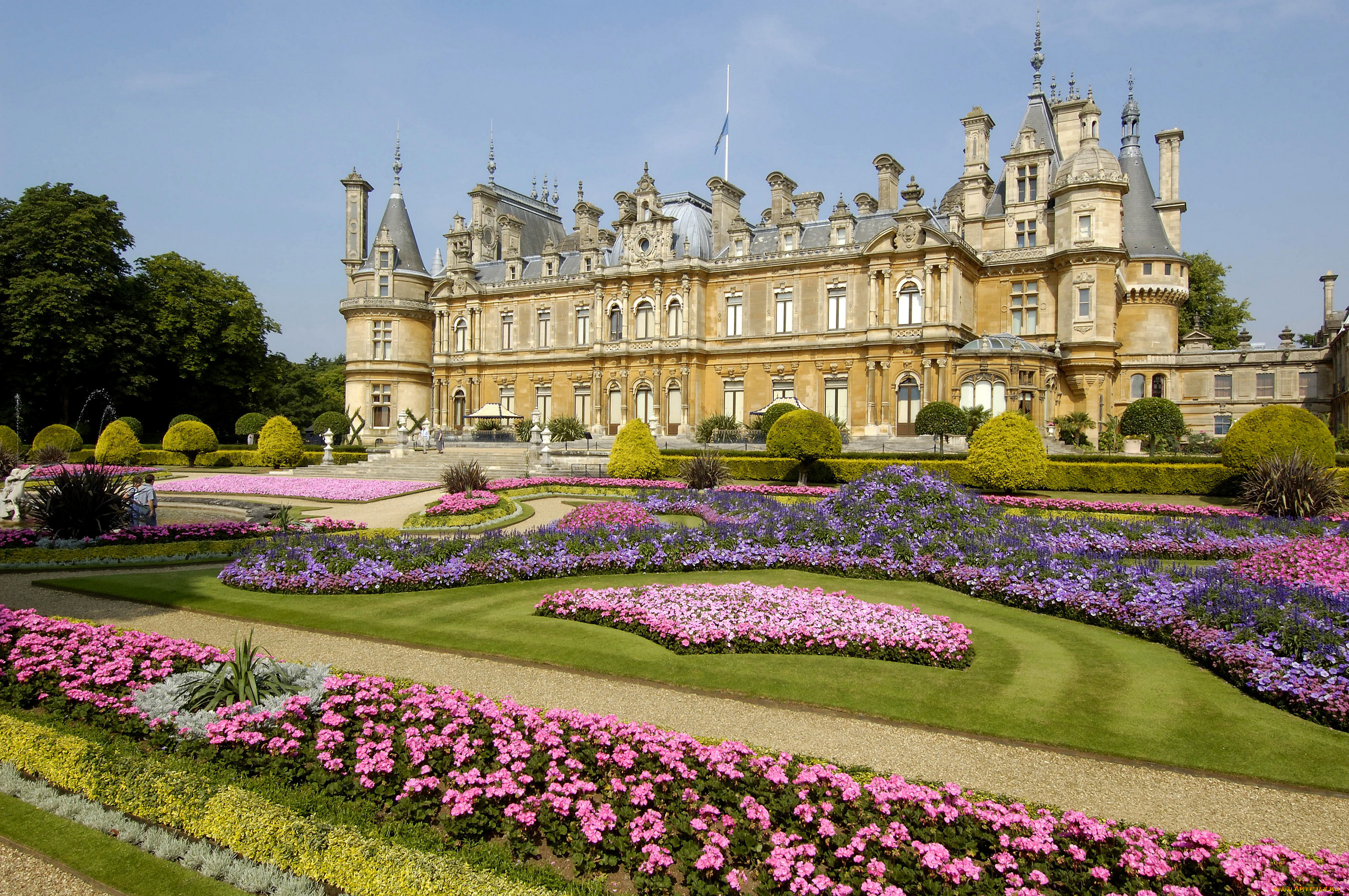 Возле дворца. Замок Ротшильдов Waddesdon Manor.. Waddesdon Manor в Англии. Поместье Уоддесдон в Англии. Усадьба Уоддесдон Бакингемшир Англия.